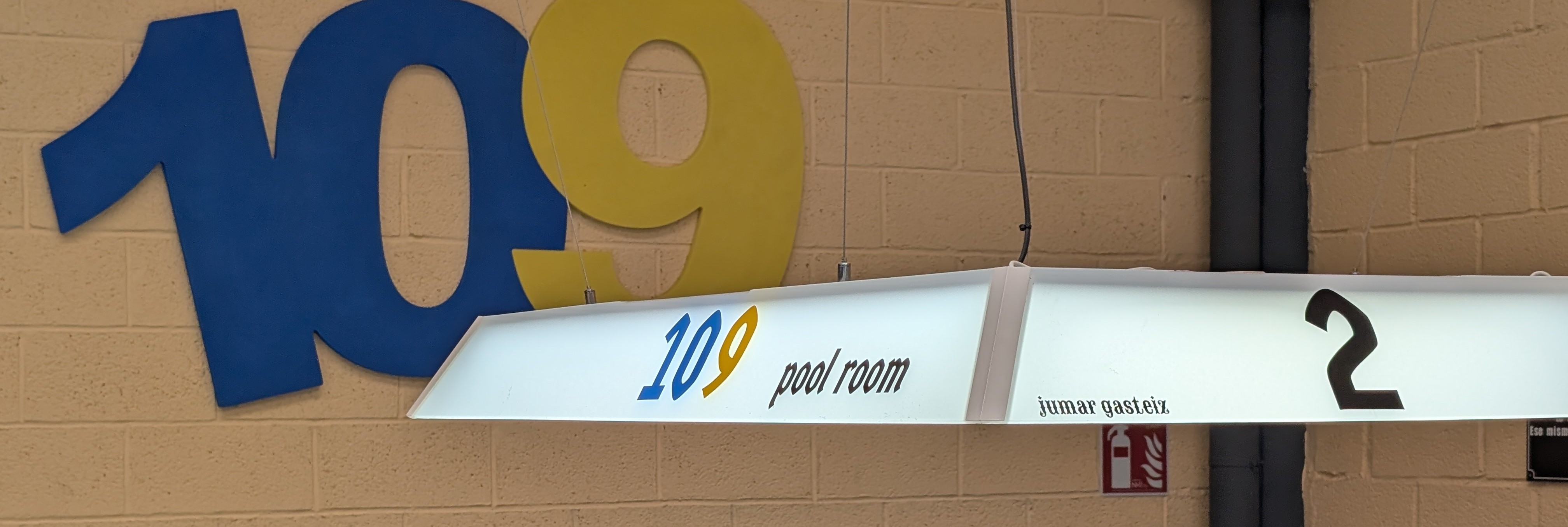 Ambiente interior de 109 Pool Room