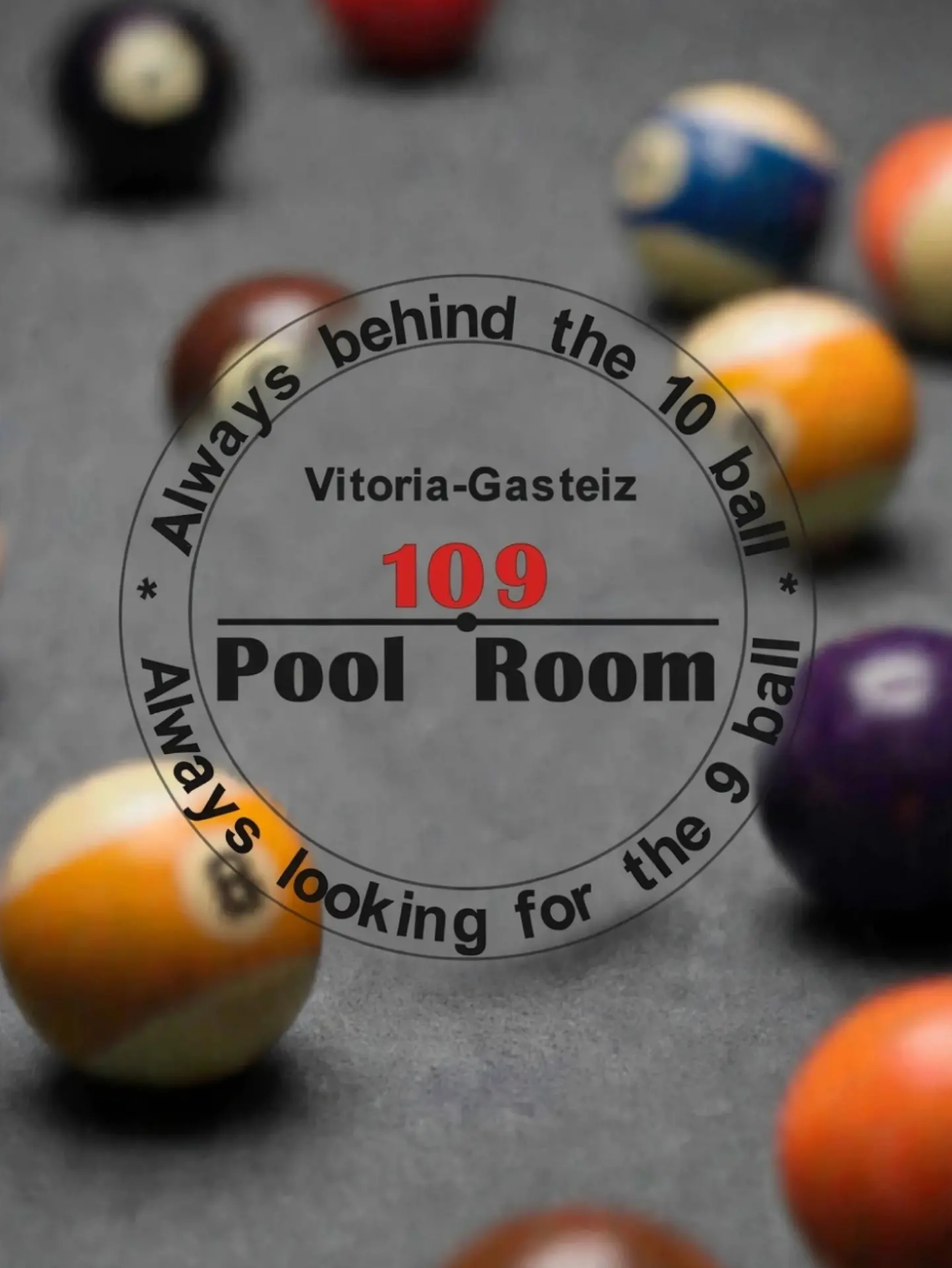 Logo de 109 Pool Room sobre bolas de billar